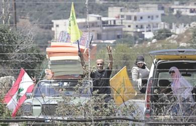 لبنانيون فرحون يعودون إلى ديارهم بعد الانتصار على العدو الصهيوني