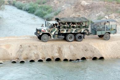 الجيش اللبناني لدى عبوره أحد الجسور المدمرة على نهر الليطاني في جنوب لبنان