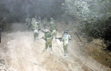 جنود إسرائيليون يعبرون الحدود إلى لبنان بعد أن كانوا يسيرون على الجانب الإسرائيلي يوم أمس