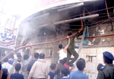 مواطنون يشاركون رجال المطافئ في مد خرطوم المياه الى المحلات التجارية المحترقة