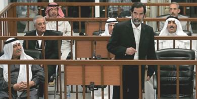 الرئيس العراقي السابق صدام حسين أثناء محاكمته يوم أمس
