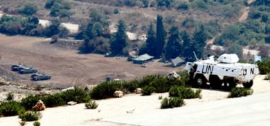 مدرعة تابعة لقوات الامم المتحدة متمركزة في موقع يطل على القوات الاسرائيلية قرب قرية مركبا في جنوب لبنان أمس