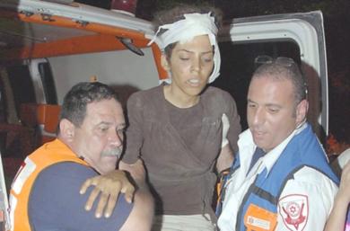نقل احد المصابات من العرب الاسرائيليين إلى المستشفى لتلقي العلاج