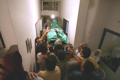 فلسطينيون يشيعون احد القتلى
