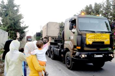 نساء لبنانيات يحيين مع أطفالهن بمدينة صور الجنود الفرنسيين لدى وصولهم أمس للانضمام لقوات حفظ السلام على الحدود مع إسرائيل