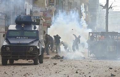 اشتباكات بين متظاهرين وقوات مكافحة الشغب في مدينة كويتا