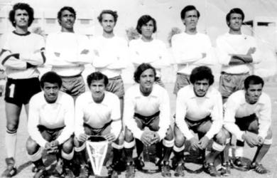 الكابتن جميل سيف الاول من اليمين جلوسا مع المنتخب المدرسي عام 75