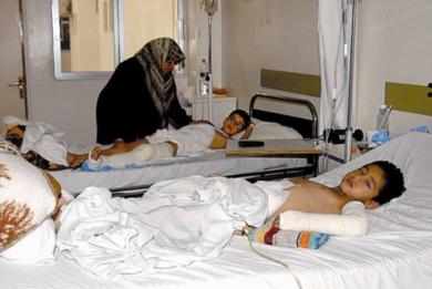 الطفلان عباس وأحمد يرقدان في مستشفى بالنبطية بعد أن أصيبا في انفجار قنبلة عنقودية بقرية بليدة