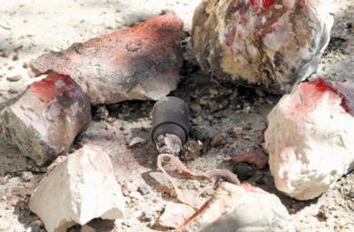 قنبلة عنقودية وجدها الخبراء في باحة منزل بقرية سلطانية بجنوب لبنان