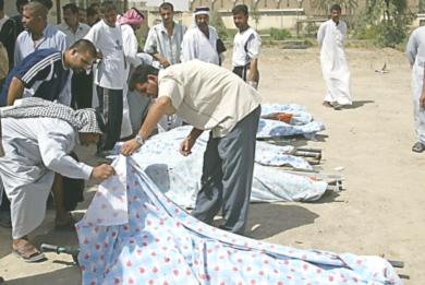عراقيون يقومون بتعرف على اقاربهم القتلى