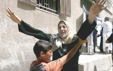 فتى فلسطيني يمنع والدة من الخروج لتشييع احد اقاربها