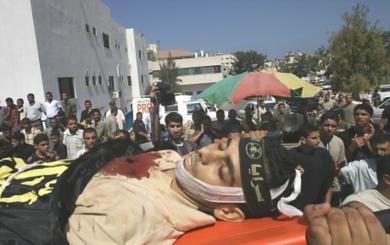 فلسطينيون يشيعون احد القتلى