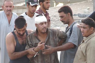 عراقيون ينقلون احد المصابين