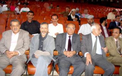 من اليمين:د.محمد المخلافي، محمد الرباعي، ابوبكر باذيب،د.عبدالملك المتوكل، محمد سعيد عبدالله