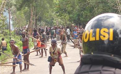 قوات الشرطة الاندونيسية تقوم بكبح العنف في بابوا