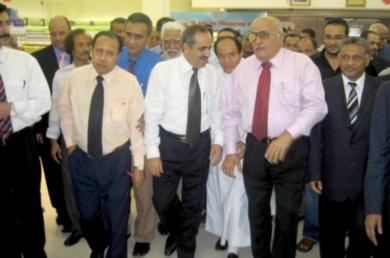 وزير التجارة ومحافظ عدن ورئيس التحرير ونائب رئيس مجموعة هائل سعيد اثناء التجوال