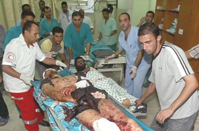 فلسطينيون ينقولون قتلا وجرحا الغارة الاسرائيلية على قطاع غزة