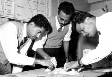 من اليمين: الاستاذ ابوبكر عقبة، الاستاذ عمير والاستاذ شهاب اثناء قيامهم بعمل تضاريس لخريطة اغاثة في ابريل 1961 بلندن