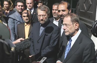 كبير المفاوضين الايرانيين علي لاريجاني وممثل الاتحاد الاوروبي الاعلى للسياسة الخارجية خافيير سولانا