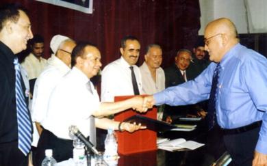 رئيس التحرير يتسلم شهادة تقديرية من رئيس جامعة عدن