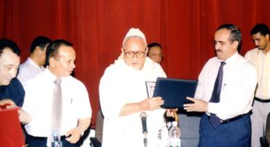 الأستاذ أبوبكر شفيق أول محافظ لعدن أثناء تكريمه من قبل المحافظ ورئيس جامعة عدن