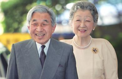 امبراطور اليابان اكيهيتو وزوجته الامبراطورة ميتشيكو 