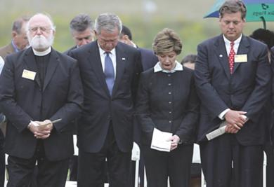 الرئيس الامريكي جورج بوش وعقيلته في دقيقة صمت .. في ذكرى ضحايا 11 ايلول / سبتمبر