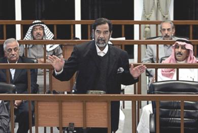 الرئيس العراقي المخلوع صدام حسين خلال جلسة محاكمته وستة من اعوانه 