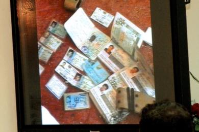 هويات وجوازات سفر التي وجدت مع المحتجزين الاربعة والمعروضة في المؤتمر الصحفي امس