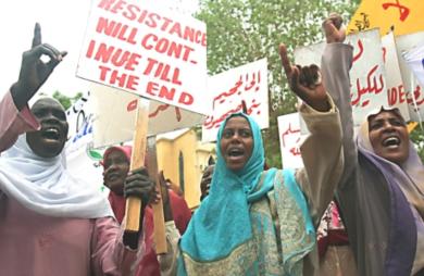 نساء سودانيات تظاهرن يوم أمس في الخرطوم