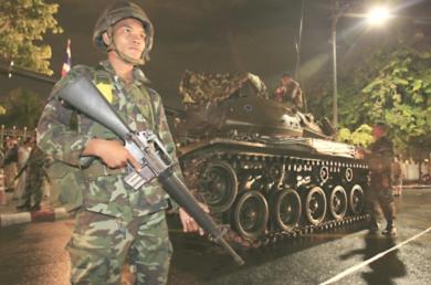 انتشار الدبابات والجنود في شوارع العاصمة التايلاندية