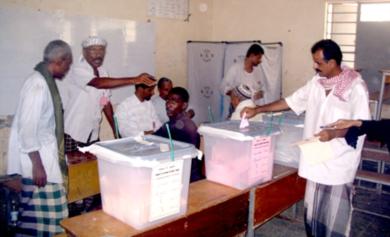 مواطن يضع ورقة الانتخاب في الصندوق بعد أن أشر على المرشح