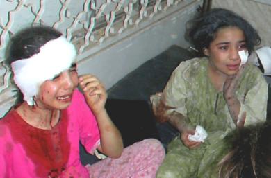 طفلتان عراقيتان تبكيان من شدة الخوف