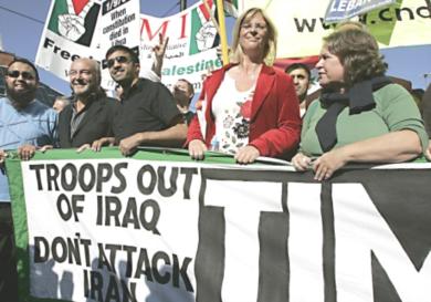 متظاهرون يطالبون من رئيس الوزراء البريطاني توني بلير بالرحيل من الحكومة