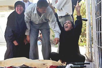 امرأة عراقية تصرخ وتبكي بعد مقتل احد اقاربها يوم أمس