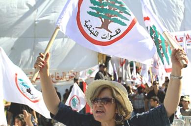 امرأة لبنانية من مناصري حزب القوات اللبنانية المسيحي المناهض لسوريا