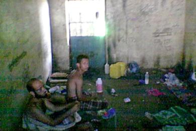 منظر داخل السجن شديد الظلام في رابعة النهار