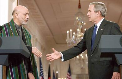 بوش في مؤتمر صحفي مع الرئيس الافغاني حامد كرزاي 