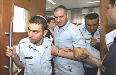 أثناء مثول المتهم الاسرائيلي أشير ويزجان إلى قاعة المحكمة