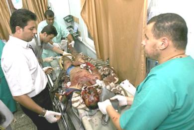 أطباء فلسطينيون يحاولون انقاذ احد الناشطيين .. دون جدوى 