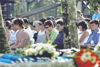 اقارب الضحايا يتجمعون في جزيرة بالي السياحية في إندونيسيا
