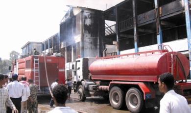 عربات الإطفاء أثناء إخماد النيران في المدرسة