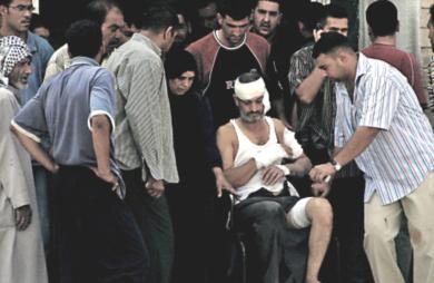 عراقيون ينقلون احد المصابين