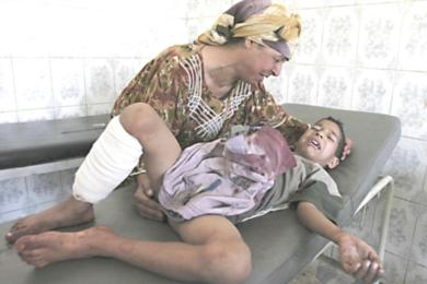 عراقية تبكي بعد اصابت ابنها في احدى الهجمات في العاصمة بغداد