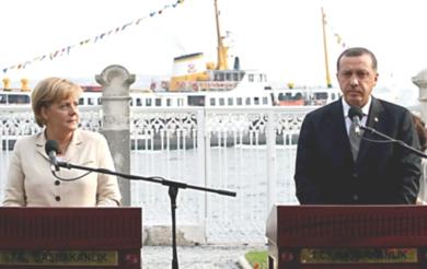 المستشارة الالمانية انغيلا ميركل في مؤتمر صحفي مع رئيس الوزراء التركي رجب طيب اردوغان