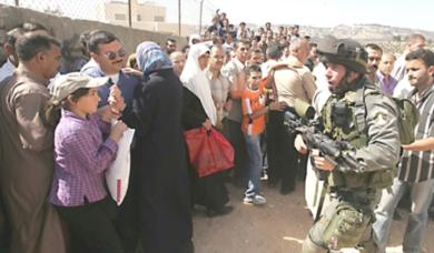 اشتباكات بين مواطنين فلسطينيين وقوات الاحتلال الاسرائيلي أمام احد المعابر