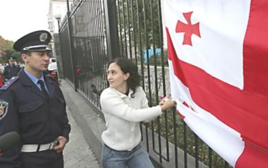 فتاة اوكرانية تحمل العلم الجورجي احتجاجاً على ممارسة الترهيب 