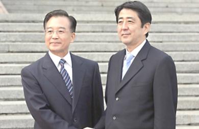 رئيس وزراء اليابان الجديد شينزو آبي مع نظيره الصيني وين جيا باو