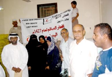 رئيس جمعية الهلال الاحمر الاماراتي اثناء توزيع المعونات العينية