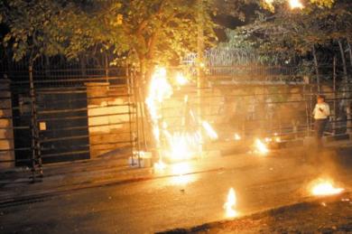 اندلاع النيران في محيط السفارة بعد القاء القنابل الحارقة أمس